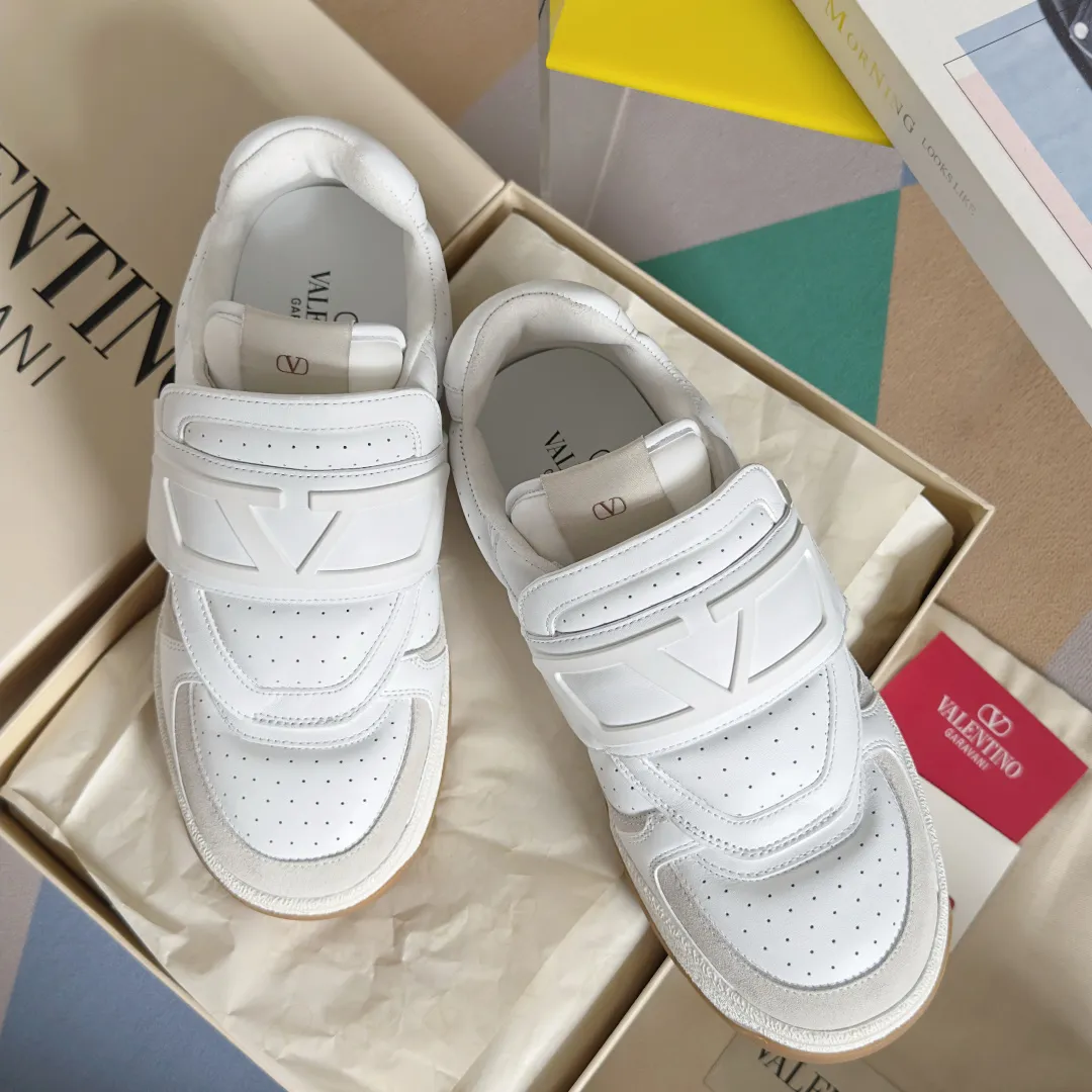 [Valentino] P: 880💰 Couple model, size: ▪️Size: Women's model 35-40 / Men's model 39-44 (45 customized) Valentino Valentino Couple model Joie de Jouer series Velcro Thick sole Bread shoes Couple model Casual sports shoes White shoes Original purchase and development Production Joie de Jouer series The style is simple but not out of style. The pure white base is paired with fresh green and soft beige, and the unique Velcro design highlights your personality. Every detail tells the fashion and quality. Wear it, take a confident step, and start the fashion journey. Exquisite packaging at the delivery counter🛍📦 ▪️Fabrics: Original custom imported first-layer cowhide ▪️Inner lining: Original custom-made soft sheepskin lining ▪️Outsole: Original open-molded anti-slip TPU material ▪️Sole thickness: 3.5CM